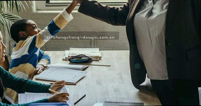 数据趋势图显示同比增幅与环比收缩